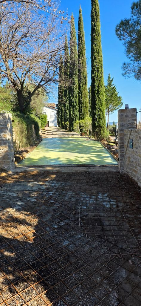 Allée extérieure sous cyprès