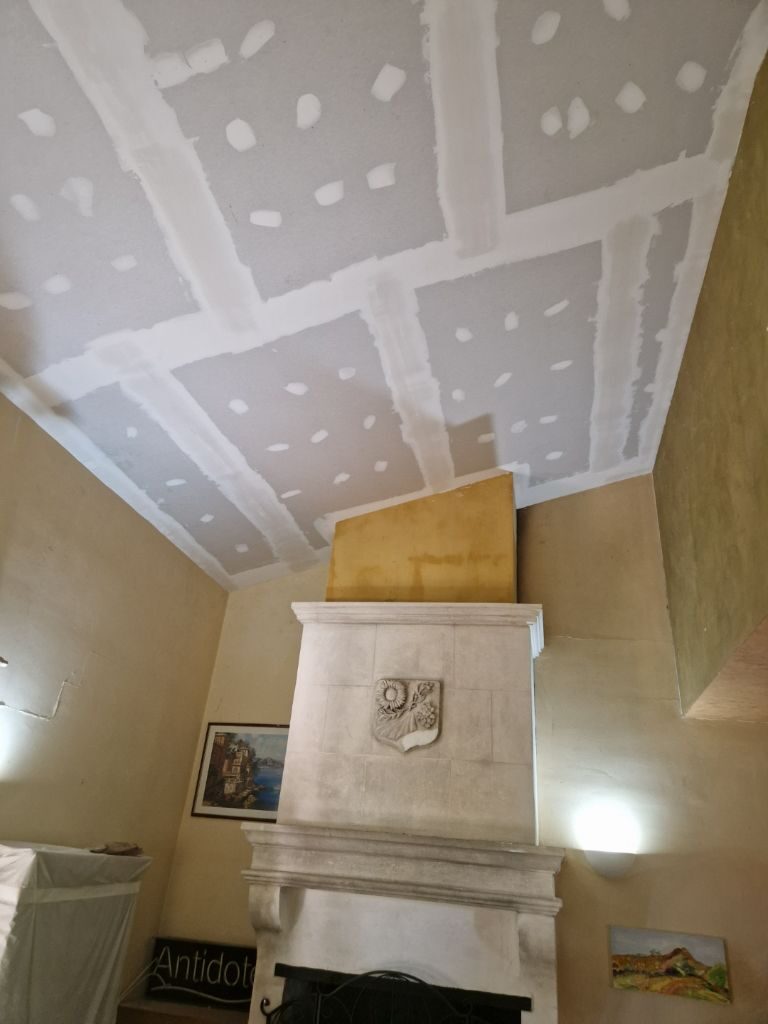 Jointoiement de plafond avec cheminée