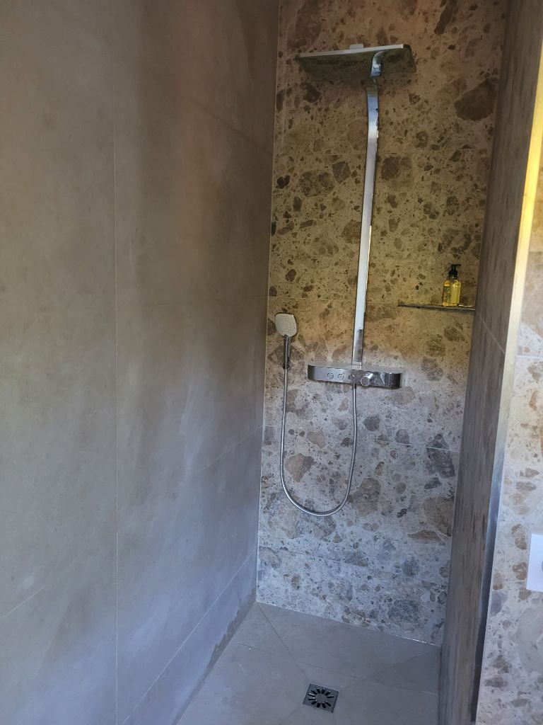 Douche avec carrelage effet pierre