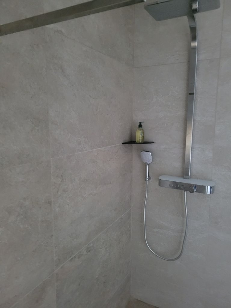 Finition de douche carrelée